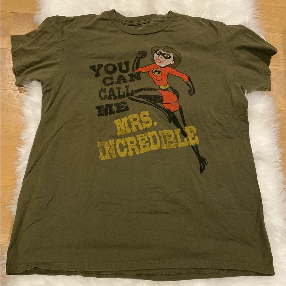 Disney Women’s Mrs. Incredible Shirt Size Large